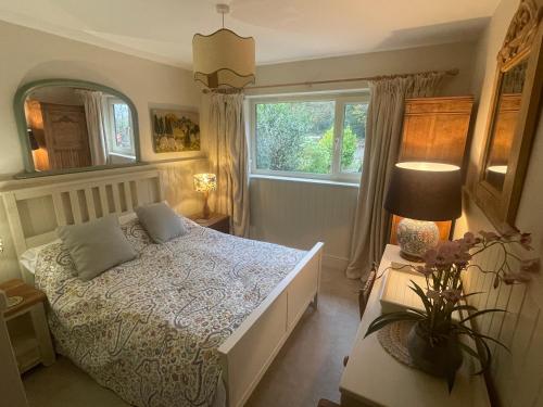 Un dormitorio con una cama y una ventana en Crispins Corner, en Stedham