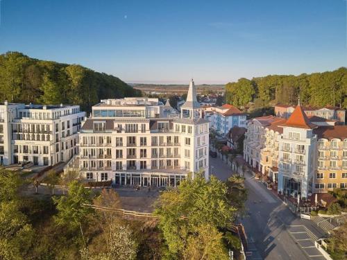eine Luftansicht einer Stadt mit weißen Gebäuden in der Unterkunft Appartement in Sellin mit Garten, Sauna und Terrasse und Meerblick in Ostseebad Sellin