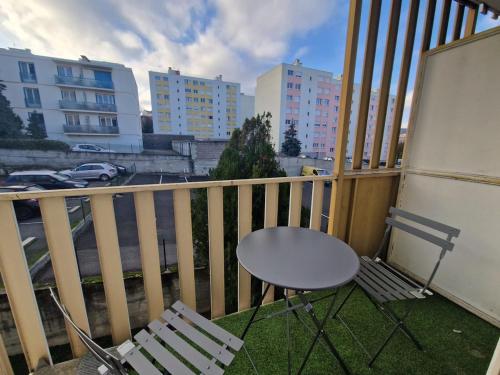 - un balcon avec une table et une chaise dans l'établissement L'Oradou #Parking#Terrasse, à Clermont-Ferrand