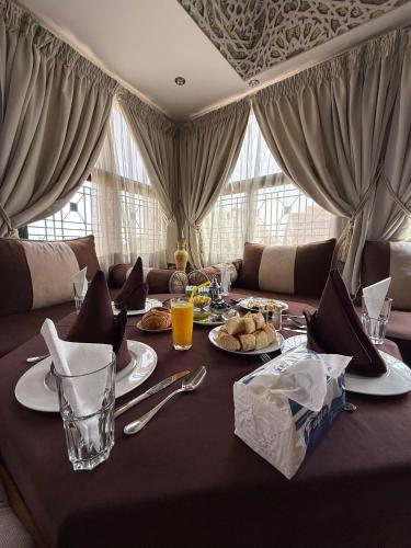 una mesa con comida y bebidas encima en Tiznit Hotel, en Tiznit