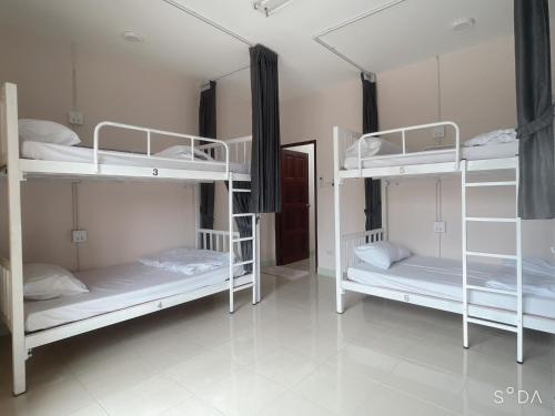 Postel nebo postele na pokoji v ubytování ราไวย์โฮสเทล Rawai Hostel