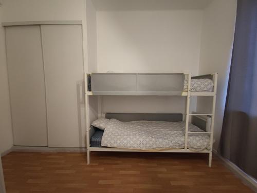 a bunk bed in a room with a door at TOK TOK S4 Appartement 1Ch Cosy en plein cœur de Seclin in Seclin