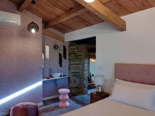 Postel nebo postele na pokoji v ubytování Hotel Apartamentos Casas da Fortaleza