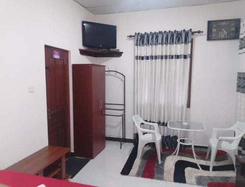 Μια τηλεόραση ή/και κέντρο ψυχαγωγίας στο Akshaya Guest Inn Kandy