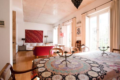 Et opholdsområde på Casa Boutique San Bernardo, con jacuzzi y parking.