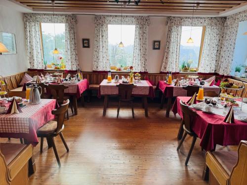 Jídlo v penzionu – hostince nebo okolí