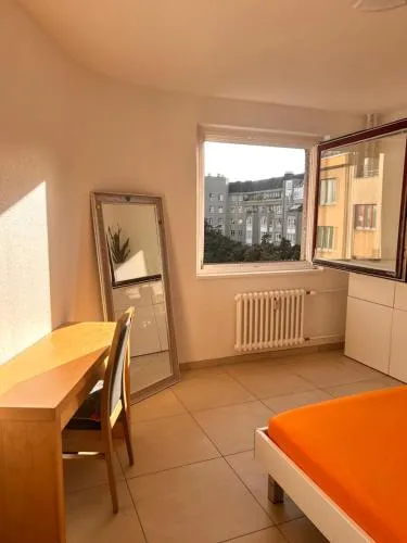 1 Zimmer mit Aussicht und 1 Zimmer mit Balkon in 4 Zimmer Wohnung, Szene, Parks und Top Lage photo 4