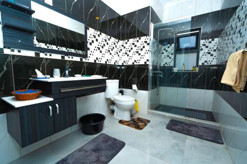 Ένα μπάνιο στο D10 Beach Front One Bedroom Apartment