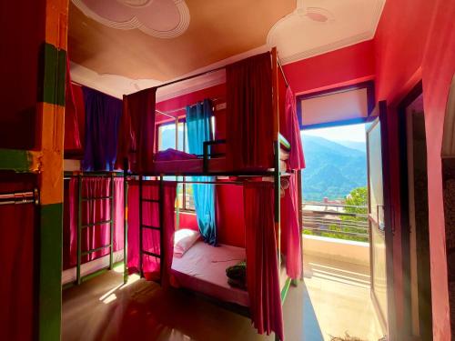 Habitación con 2 literas y ventana en Hostel Cozy Bedz, en Rishīkesh