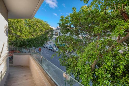 Apartamento con balcón con vistas a la calle. en Beautiful 3BR homes with comfy beds, WIFI & AC by 360 Estates, en Naxxar