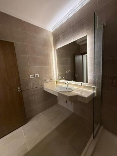 Un baño de Luxurious 1 Bedroom Apartment