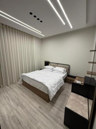 Una cama o camas en una habitación de Luxurious 1 Bedroom Apartment