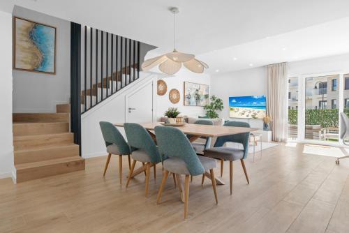 卡拉德米哈斯Casa Linda - Luxury home in La Cala de Mijas的餐厅里有一张桌子和几把椅子