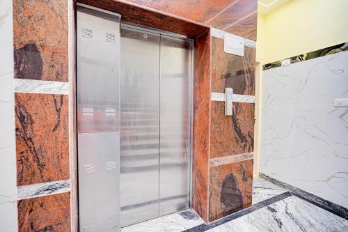 Ένα μπάνιο στο FabHotel Golden Inn I