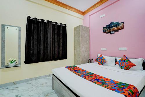 Ένα ή περισσότερα κρεβάτια σε δωμάτιο στο FabHotel Golden Inn I