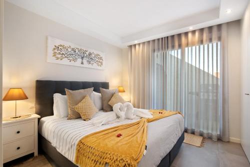 a bedroom with a bed with towels on it at Casa do Sol and Golf - Vilamoura in Estibeira