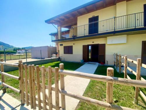 Nespecifikovaný výhled na hory nebo výhled na hory při pohledu z prázdninového domu