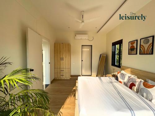 Stay Leisurely Casa Astre 3BHK, Karjat في كارجات: غرفة نوم بها سرير في الغرفة