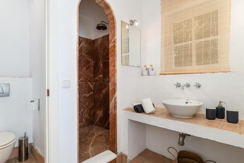 ein Badezimmer mit Waschbecken und Dusche in der Unterkunft Villa Albatros in Benalup Casas Viejas