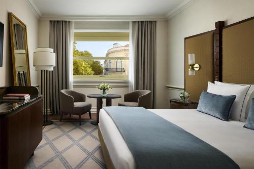 een hotelkamer met een bed en een raam bij Tivoli Avenida Liberdade Lisboa – A Leading Hotel of the World in Lissabon