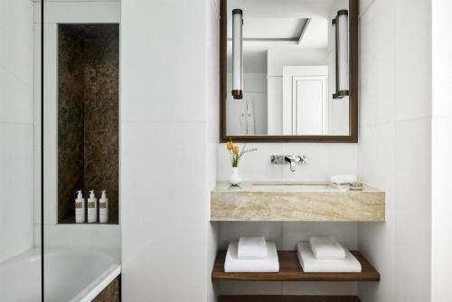 un baño con lavabo y espejo en Tivoli Avenida Liberdade Lisboa – A Leading Hotel of the World, en Lisboa