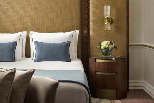 1 dormitorio con 2 camas y un jarrón de flores sobre una mesa en Tivoli Avenida Liberdade Lisboa – A Leading Hotel of the World, en Lisboa