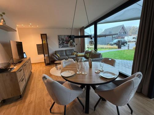 a living room with a table and chairs and a couch at Ferienwohnung Zwischenzeit in Kranenburg