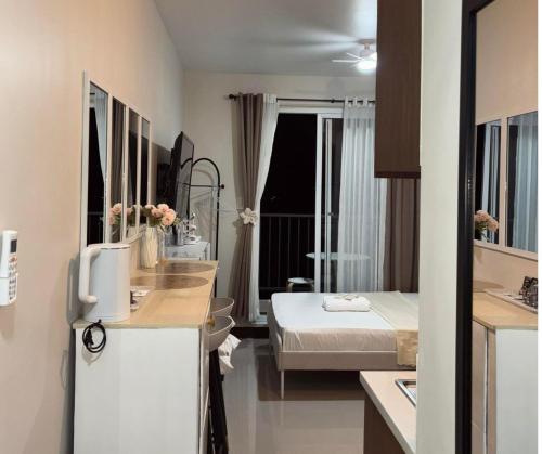 Ένα ή περισσότερα κρεβάτια σε δωμάτιο στο Cozy Studio with Balcony and Pool Near Airport and Beaches