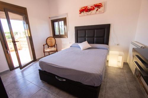 维罗维-德欧纳Catalunya Casas Beautiful villa just 25 km from the beach of Lloret de Mar的一间带大床和电视的卧室