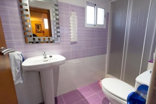 维罗维-德欧纳Catalunya Casas Beautiful villa just 25 km from the beach of Lloret de Mar的浴室里有洗手池、马桶和镜子。