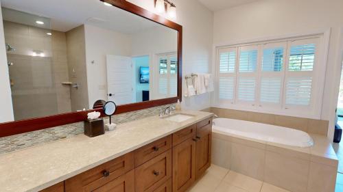 Vannituba majutusasutuses PiH: Dancing Honu Walk to the Beach Bikes and Beach Gear