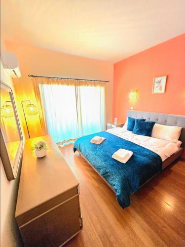 Ένα ή περισσότερα κρεβάτια σε δωμάτιο στο Finikoudes Fabulous Apartment