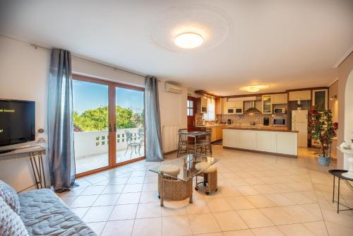 Aelora House Near Athens Airport By SEM