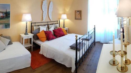 a bedroom with two beds and two lamps at Ferienhaus Lavendel in Gensac