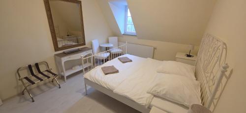 Ένα ή περισσότερα κρεβάτια σε δωμάτιο στο Schloss Burgscheidungen Gästehaus