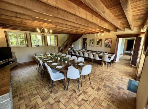 TV a/nebo společenská místnost v ubytování La Longère 1750 Hambye piscine grand jardin