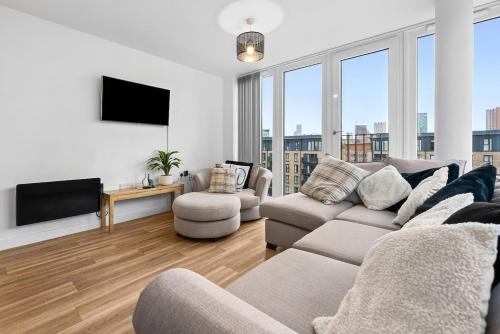 a living room with a couch and a tv at The Urban Haven in Birmingham