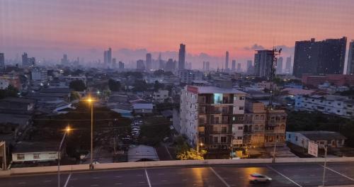 Ein allgemeiner Blick auf Thon Buri oder ein Stadtblick von der Ferienwohnung aus