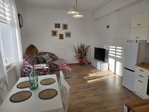 ein Wohnzimmer mit Tisch und Couch in der Unterkunft Apartamenty CAPPUCCINO in Przemyśl
