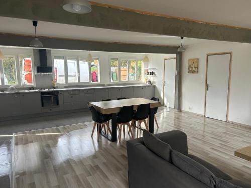 une cuisine avec une table et des chaises dans une pièce dans l'établissement Maison de campagne très lumineuse au calme, à Diges