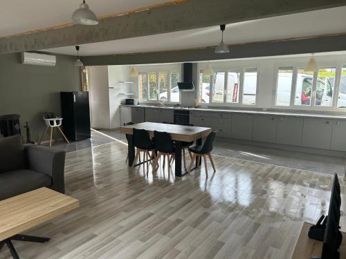 une cuisine et un salon avec une table et des chaises dans l'établissement Maison de campagne très lumineuse au calme, à Diges