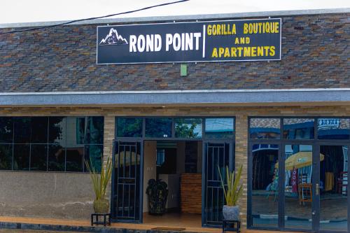 um prédio de tijolos com uma placa que diz ponto redondo e participantes em RP Gorilla Guest & Coffee em Taba