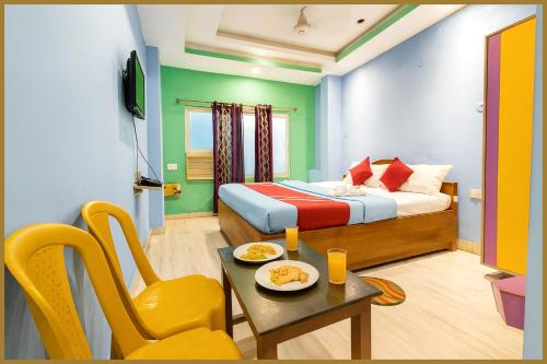 une chambre avec un lit, une table et une chaise dans l'établissement Manisha Road Bhumishree Palace Resort - Free Wifi & Parking Facilities #Fully Air conditioned- Prime Location# Premium Hotel IN Puri, à Purî