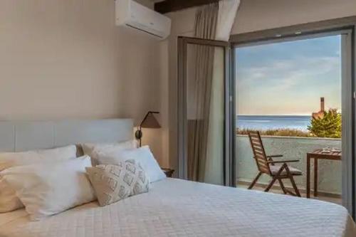 ein Schlafzimmer mit Bett und Meerblick in der Unterkunft Locanda in Monemvasia