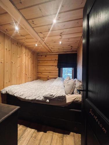 Ένα ή περισσότερα κρεβάτια σε δωμάτιο στο Cabin in Kvamskogen