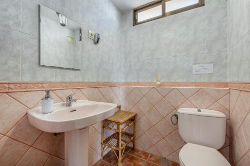 ein Badezimmer mit Waschbecken und Toilette in der Unterkunft La Casita Del Valle in Villamena 
