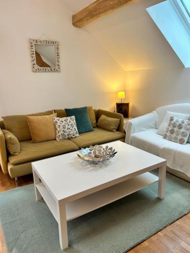 ein Wohnzimmer mit einer Couch und einem Couchtisch in der Unterkunft Apartment thermale luxeuil in Abelcourt