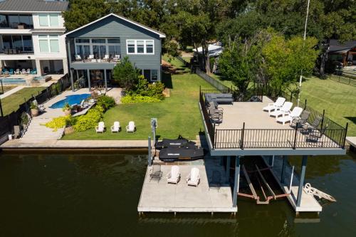 een luchtzicht op een huis met een steiger in het water bij All Decked Out and Concierge Services in Kingsland