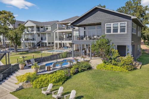 een huis met een tuin met stoelen en een zwembad bij All Decked Out and Concierge Services in Kingsland