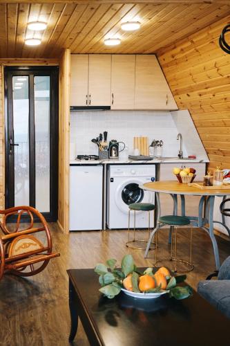 Η κουζίνα ή μικρή κουζίνα στο MamukaHouse